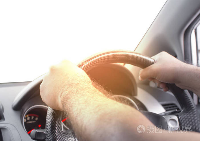 车上的司机正在开车