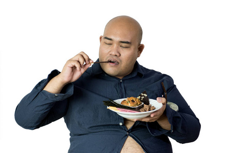 坐在饿了胖子吃饭, 身材超重的人觉得饿了, 吃薯条, 蛋糕, 绿茶刨冰坐