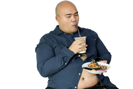 觉得大胖子吃饭, 身材超重的人觉得饿了, 吃薯条, 蛋糕, 绿茶刨冰坐在