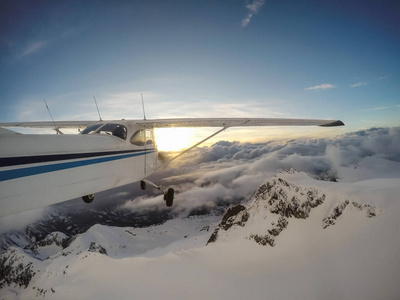 小飞机飞越加拿大山区景观在一个充满活力的日落。 靠近温哥华不列颠哥伦比亚省北部的斯卡米什。