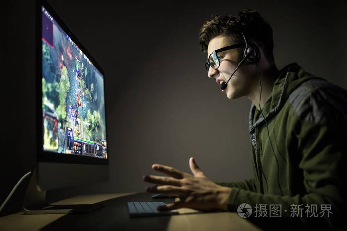 让我们玩和人的概念-快乐的年轻人在耳机和眼镜与 pc 电脑玩游戏在家