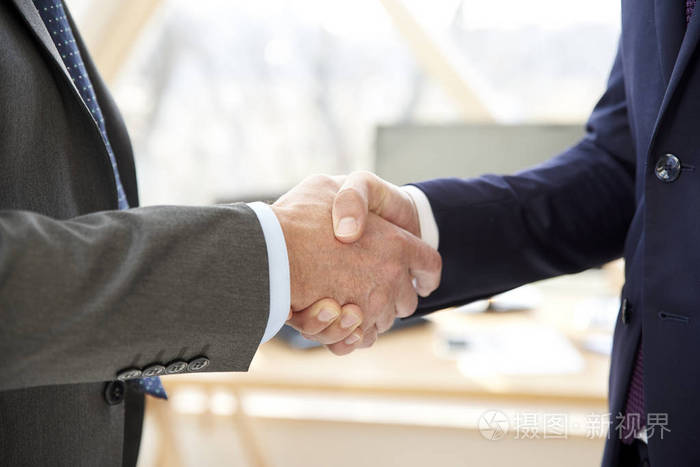 两个穿西装握手的商人的镜头.