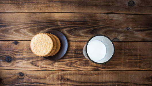 饼干和牛奶在木制的背景上