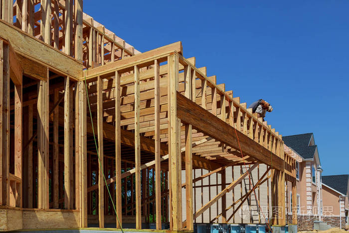 多家庭住宅建筑工地桩梁施工时的木构架