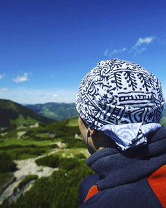 带着背包和帐篷夏天登山活动图片