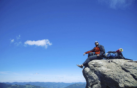 带着背包和帐篷夏天登山活动