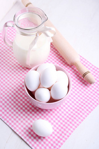 天然牛奶和鸡蛋放在桌子上的盘子里