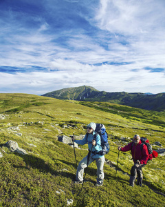 带着背包和帐篷夏天登山活动图片