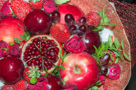 鲜艳的红色美丽的水果和花朵花束相似素材图片 摄图新视界