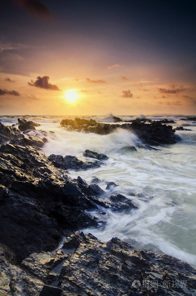 惊人的自然海景背景与美丽的日出的颜色, 软焦点由于长期暴露