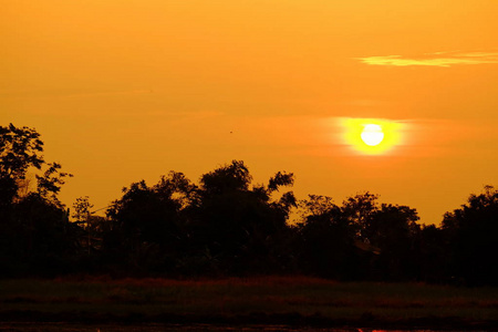 夕阳下五彩缤纷的天空。日出在乡下。橙色的云在晚上反射阳光。