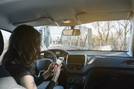 车里用她的手机在内衣束缚的女孩的内衣束缚的呻吟者手处理复古手机坐