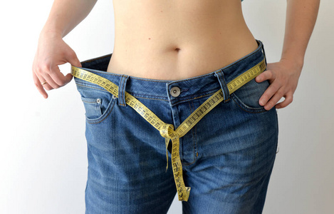 减肥概念。健康的生活方式, 节食概念与超大号牛仔裤