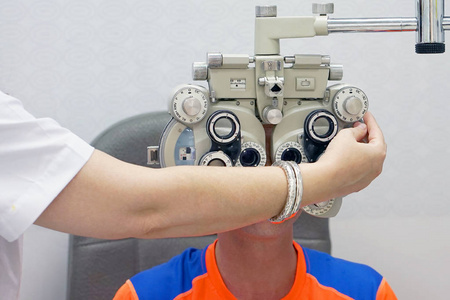 女性验光师在临床中对男性患者进行视力检测