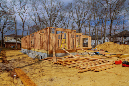 新的住宅建筑房子木建筑框架对抗蓝天。