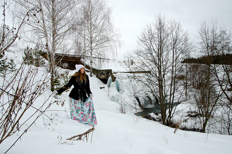 冬天大自然中美丽的女孩图片