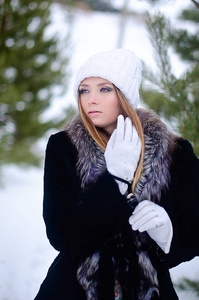 冬天大自然中美丽的女孩图片