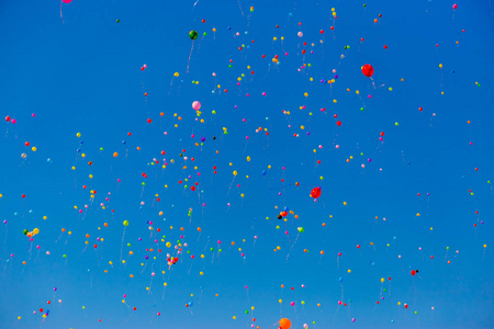 五彩的气球飞翔在蔚蓝的天空