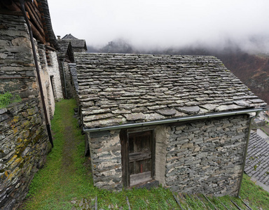马贾的瀑布传统的高山村,有许多小木屋和石头屋,还有山瀑布的背景照片