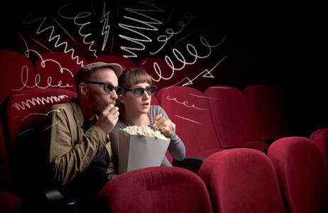 分享在电影院的浪漫时刻青少年情侣看电影可爱的情侣在电影院看电