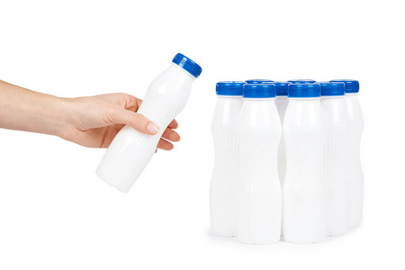 白色塑料瓶与饮料酸奶或牛奶用手。在白色背景下被隔离。集装箱商品模板