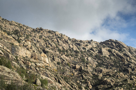 西班牙马德里省瓜德拉马山脉国家公园拉佩德里扎的花岗岩层