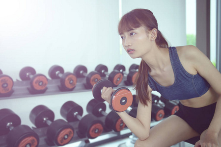 在健身房锻炼, 女人想要有一个美丽的身体与 fi