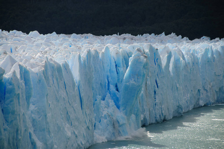 在 Perito moreno 冰川冰犊