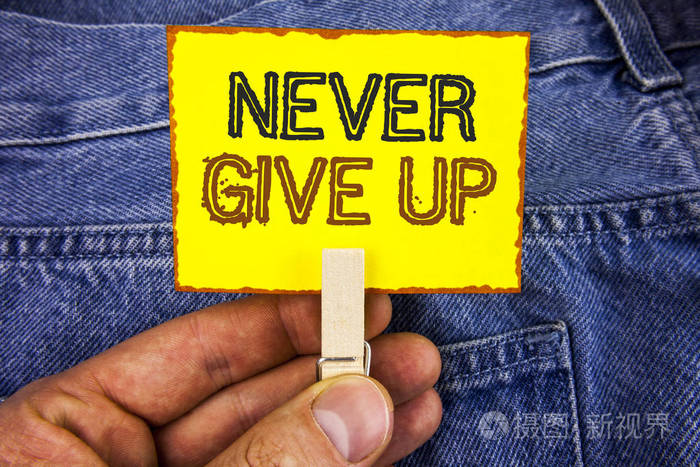 持续激励自己的经营理念成功永不回头写在黄色粘纸条上的人拿着夹在
