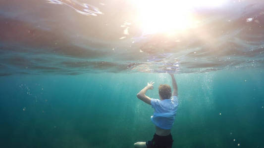 水下的商人图片
