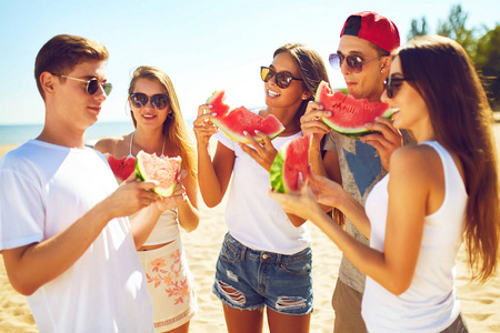 美丽的人物. 超级好心情. 夏季概念照片