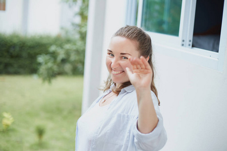 挥手背影告别图片