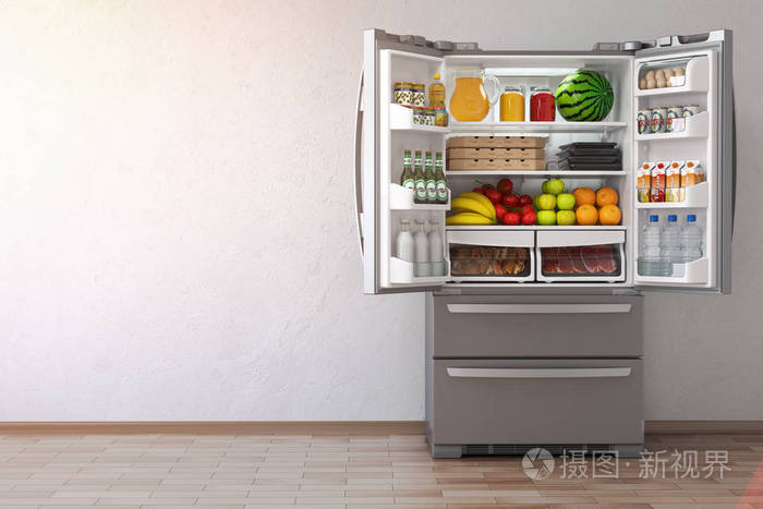 打开冰箱冰箱里满是食物的空厨房里