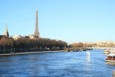 巴黎首都和法国人口最多的城市埃菲尔铁塔和塞纳河