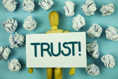 写显示信任激励呼叫的说明。商业照片展示信任的可靠性真理能力的信心写在纸上的纯背景玩具纸球粘纸条