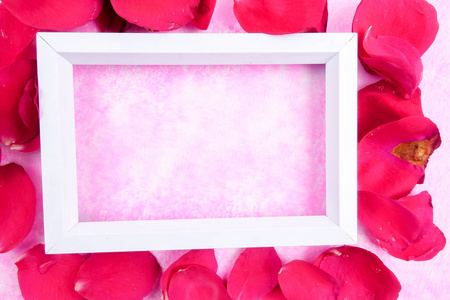 玫瑰花瓣的爱情概念。