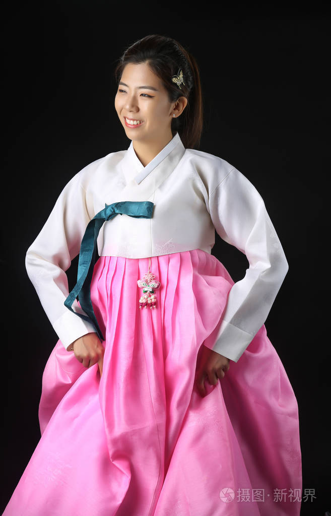 韩国传统韩服的韩国女人穿衣服打手势