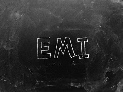 手写在黑板上的 Emi