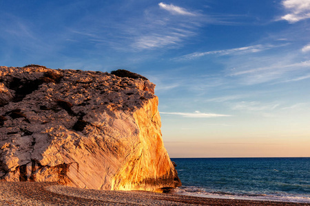 美丽的日落海边, 阿芙罗狄蒂的石头岛上的