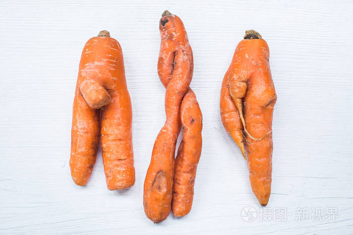 白板背景下胡萝卜的滑稽形状