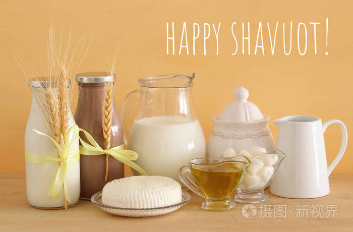 乳制品在木质背景下的形象。犹太节日的象征Shavuot