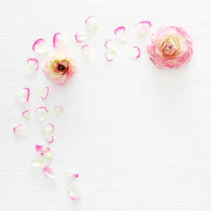 细腻柔和的粉红色美丽的花朵布置在白色的木质背景。平躺, 顶部视图
