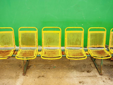 老式钢座椅在户外体育场球员椅子用破旧的油漆