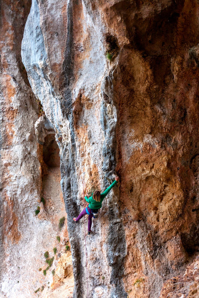 在一块岩石上攀岩