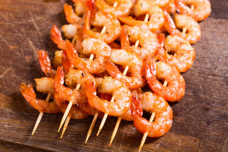 的虾和鱿鱼烤大虾配柠檬在烤架上烤的虾烤三文鱼和蔬菜虾仁的特写镜头