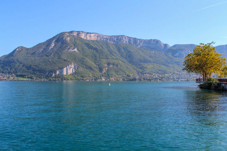 阿纳西湖和山