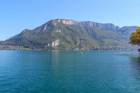 阿纳西湖和山