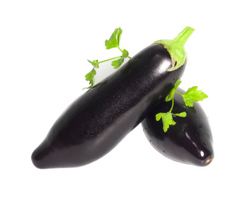 白色背景上分离的紫色茄子。 蔬菜