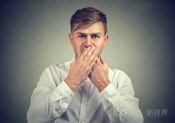 沉默的人捂住嘴巴