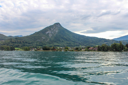 阿纳西湖和山